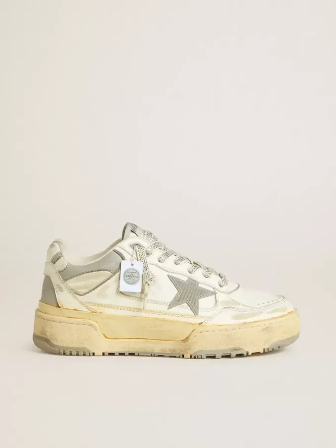 Forty2 voor dames in wit leer met veters met Swarovski-kristallen en grijze ster