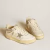 Forty2 voor dames met grijze ster en witte leren hiellip