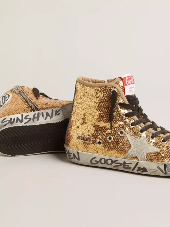 Francy Penstar in gouden pailletten met suède ster en felblauwe hielband