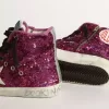 Francy sneakers met pailletten en handgeschreven letters op de buitenzool