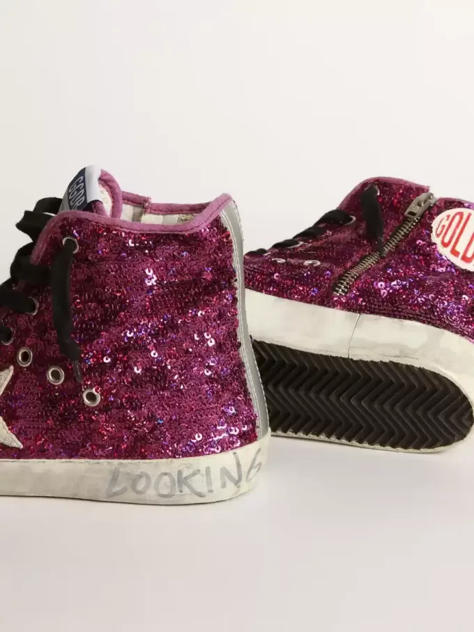 Francy sneakers met pailletten en handgeschreven letters op de buitenzool