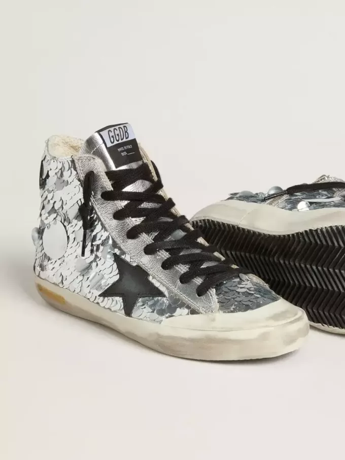 Francy voor dames, gemaakt van nylon met zilveren pailletten en een zwarte leren ster.