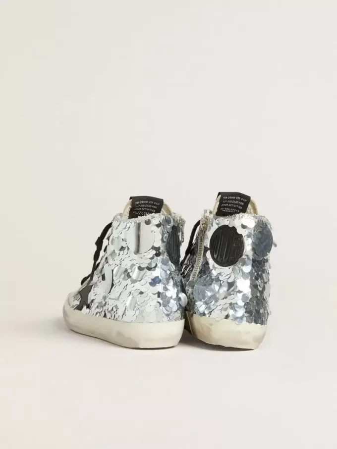 Francy voor dames, gemaakt van nylon met zilveren pailletten en een zwarte leren ster.