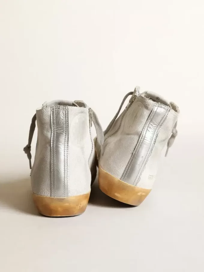 Francy voor dames in wit suède met zwarte leren ster en zilveren Swarovski-kristallen tong