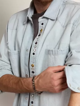 Gebleekt denim overhemd voor heren met gehamerde studs