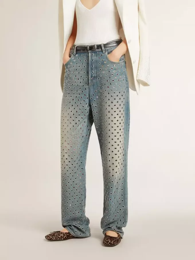Gewassen damesjeans met oogjes over het hele oppervlak