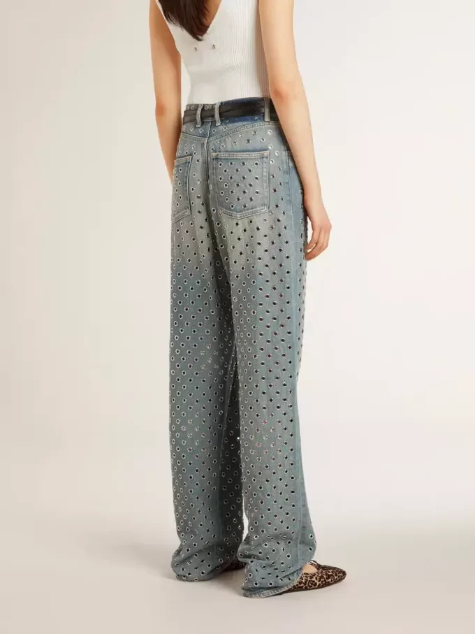 Gewassen damesjeans met oogjes over het hele oppervlak