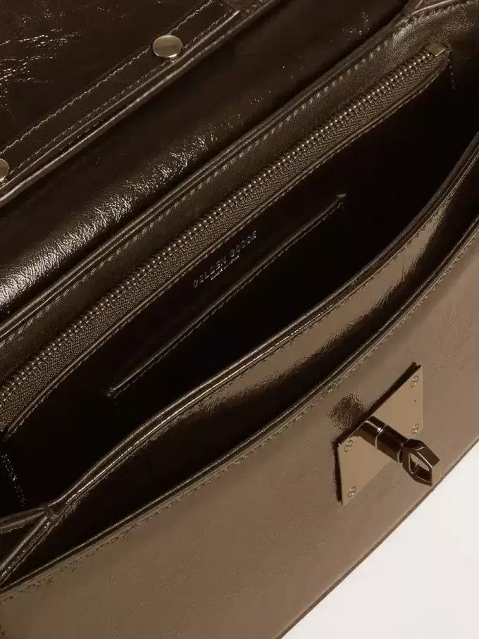Gioia-tas in glanzend zwart leer met metalen details