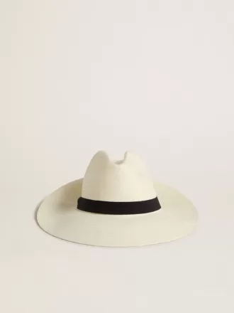 Gouden fedora hoed van wit stro met zwart lint en maritieme print onder de rand.