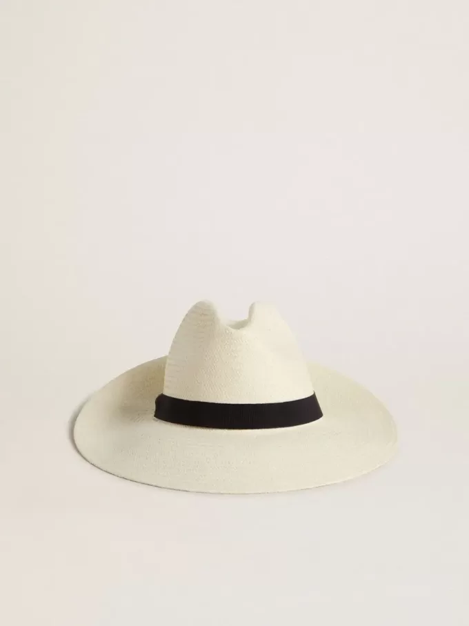 Gouden fedora hoed van wit stro met zwart lint en maritieme print onder de rand.