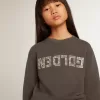 Grijs sweatshirt met kristallen letters