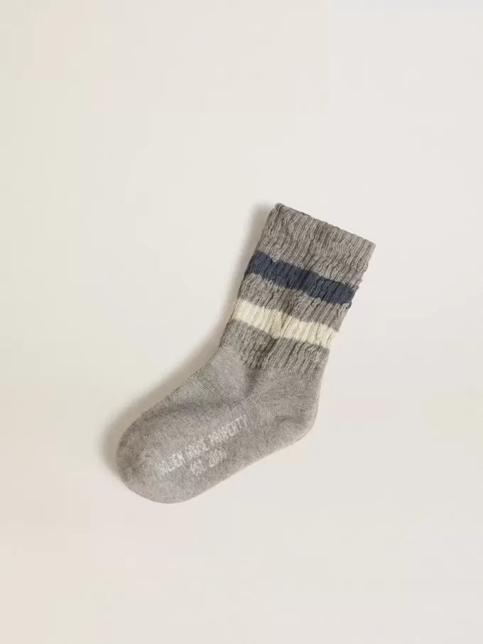 Grijze kindersokken met distressed details en versleten witte en blauwe strepen