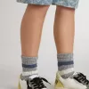 Grijze kindersokken met distressed details en versleten witte en blauwe strepen