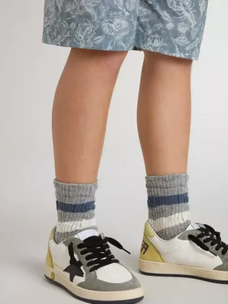 Grijze kindersokken met distressed details en versleten witte en blauwe strepen