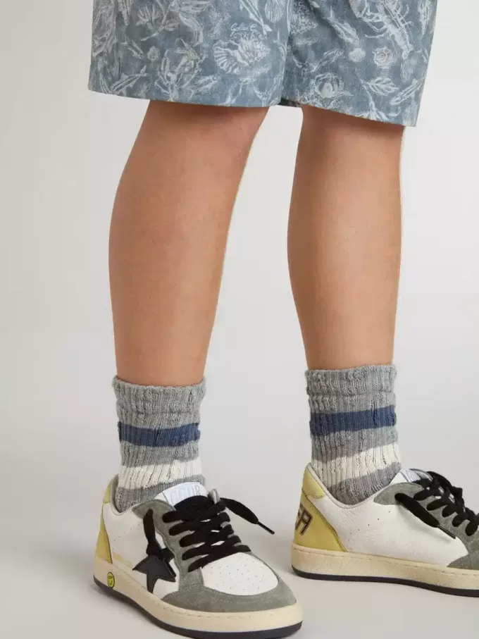 Grijze kindersokken met distressed details en versleten witte en blauwe strepen