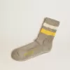 Grijze sokken met distressed details en gele en witte strepen