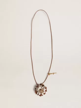 Hanger met bloemvormige bedel in bruin en champagnekleurig leer