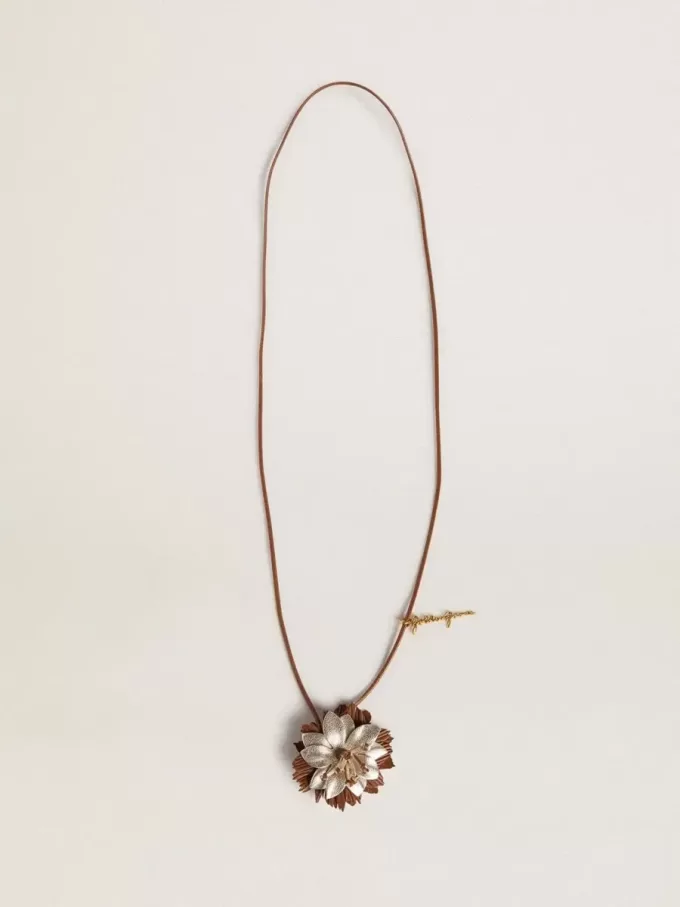 Hanger met bloemvormige bedel in bruin en champagnekleurig leer