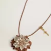 Hanger met bloemvormige bedel in bruin en champagnekleurig leer