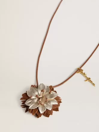 Hanger met bloemvormige bedel in bruin en champagnekleurig leer
