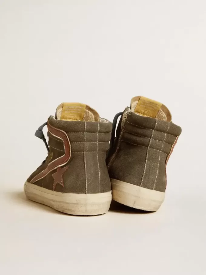 Heren Slide in grijs suède met bruine nubuck ster en flash