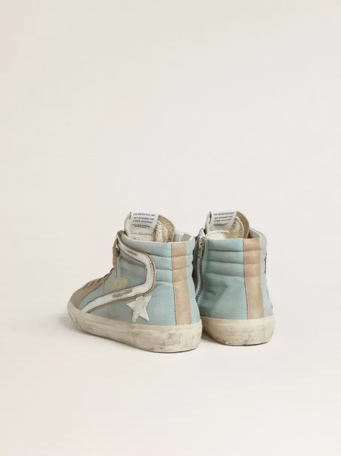 Heren Slide in lichtblauw canvas met zilverkleurige metallic leren details