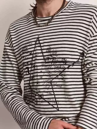 Heren-T-shirt met witte en blauwe strepen en borduursel op de voorkant
