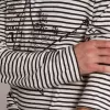 Heren-T-shirt met witte en blauwe strepen en borduursel op de voorkant