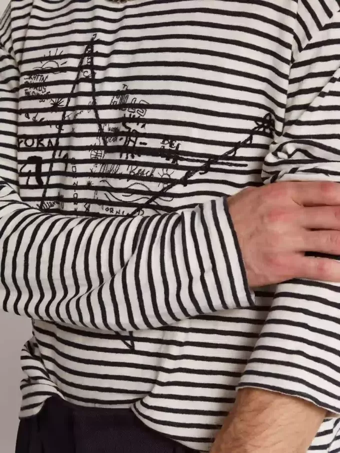 Heren-T-shirt met witte en blauwe strepen en borduursel op de voorkant
