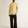 Heren T-shirt van katoen in lichtgeel met vervaagde letters