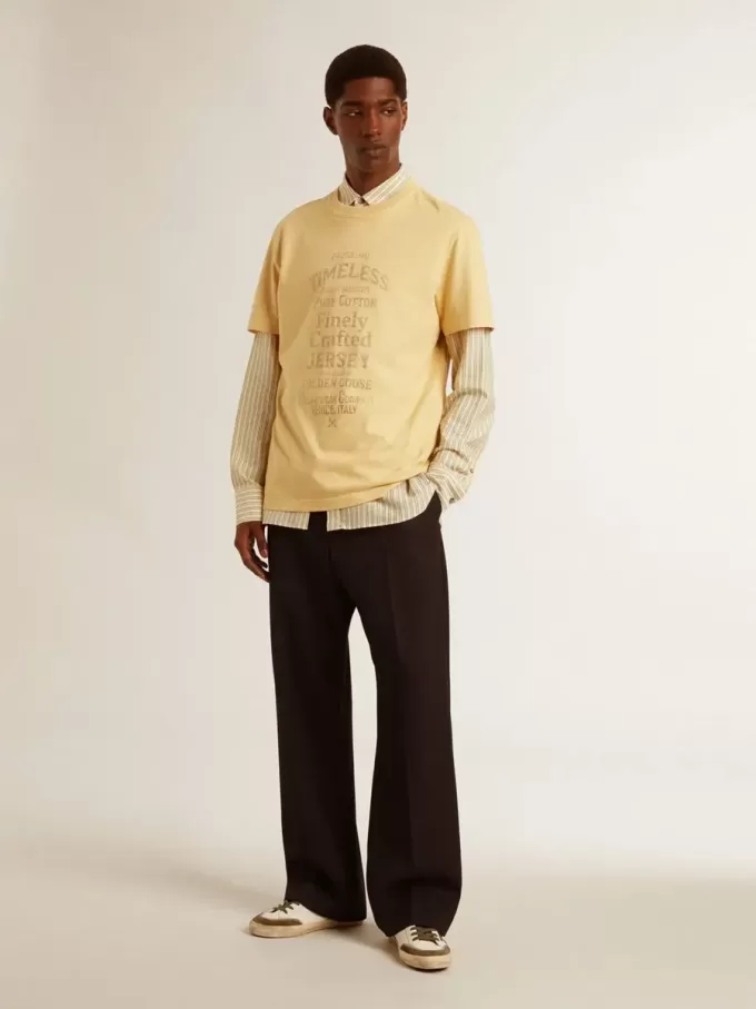 Heren T-shirt van katoen in lichtgeel met vervaagde letters