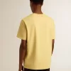 Heren T-shirt van katoen in lichtgeel met vervaagde letters
