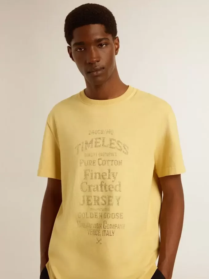 Heren T-shirt van katoen in lichtgeel met vervaagde letters