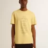 Heren T-shirt van katoen in lichtgeel met vervaagde letters