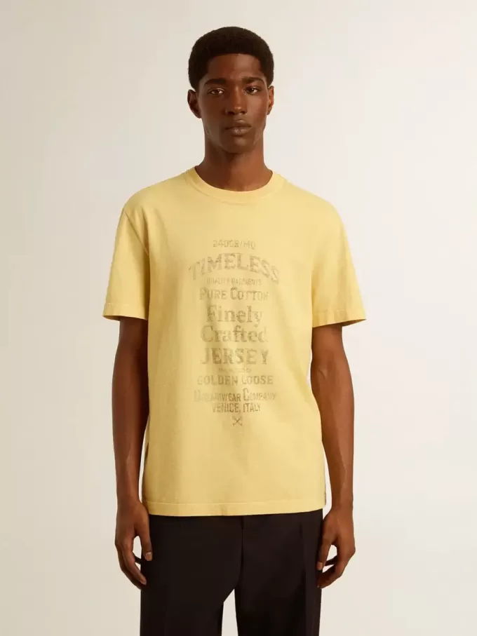 Heren T-shirt van katoen in lichtgeel met vervaagde letters