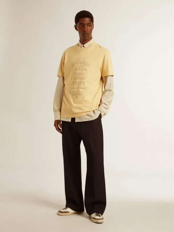 Heren T-shirt van katoen in lichtgeel met vervaagde letters
