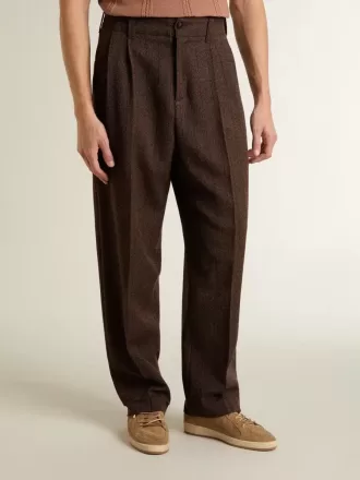 Herenjoggingbroek van donkerbruine wol met dun gestreept patroon