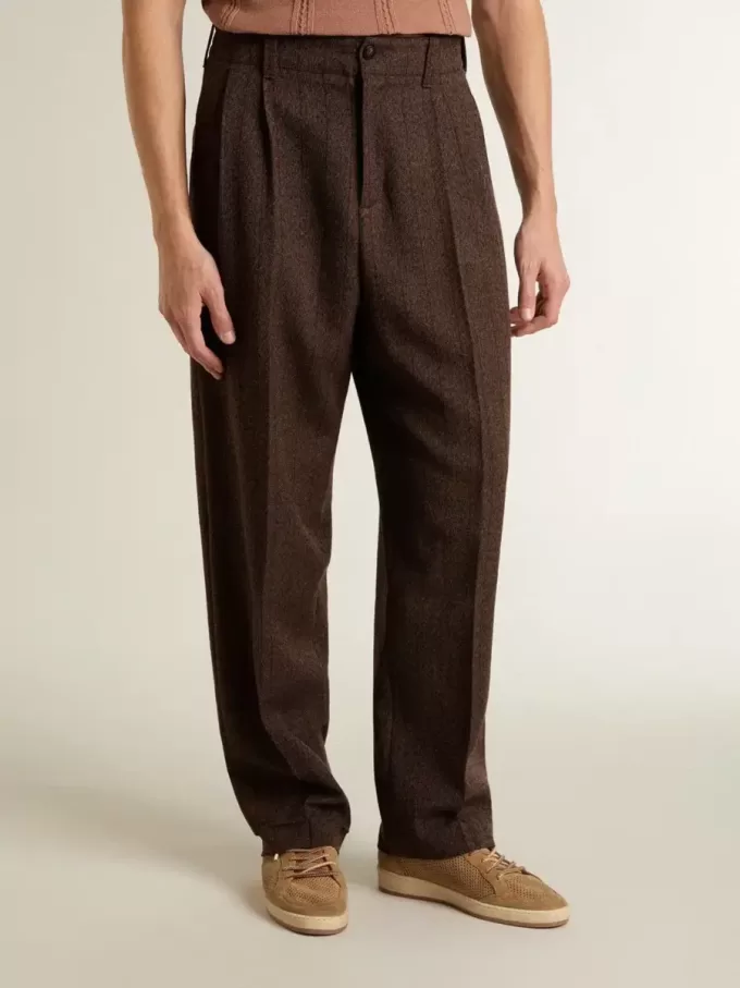 Herenjoggingbroek van donkerbruine wol met dun gestreept patroon