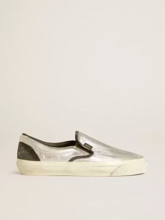 Herenmodel VCE Penstar van metallic zilverkleurig leer met zwarte leren hielband.