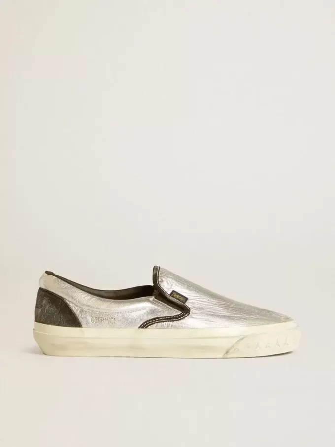Herenmodel VCE Penstar van metallic zilverkleurig leer met zwarte leren hielband.