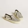 Herenmodel VCE Penstar van metallic zilverkleurig leer met zwarte leren hielband.