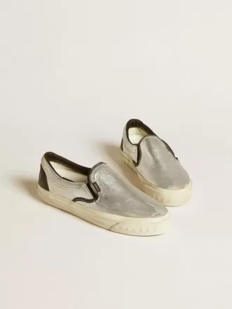 Herenmodel VCE Penstar van metallic zilverkleurig leer met zwarte leren hielband.