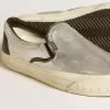 Herenmodel VCE Penstar van metallic zilverkleurig leer met zwarte leren hielband.