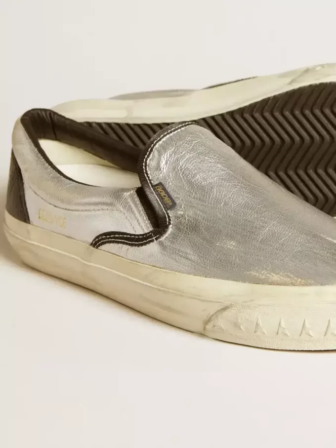 Herenmodel VCE Penstar van metallic zilverkleurig leer met zwarte leren hielband.