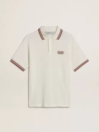 Herenpoloshirt in wit geperforeerd breisel met bordeauxrode gestreepte details