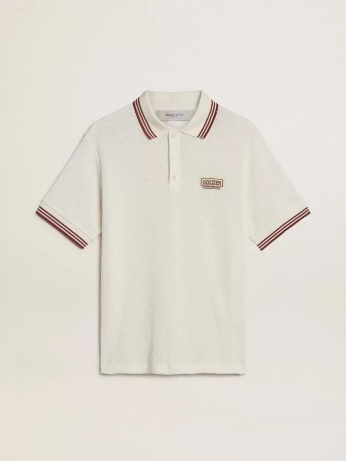 Herenpoloshirt in wit geperforeerd breisel met bordeauxrode gestreepte details
