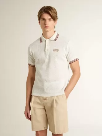 Herenpoloshirt in wit geperforeerd breisel met bordeauxrode gestreepte details