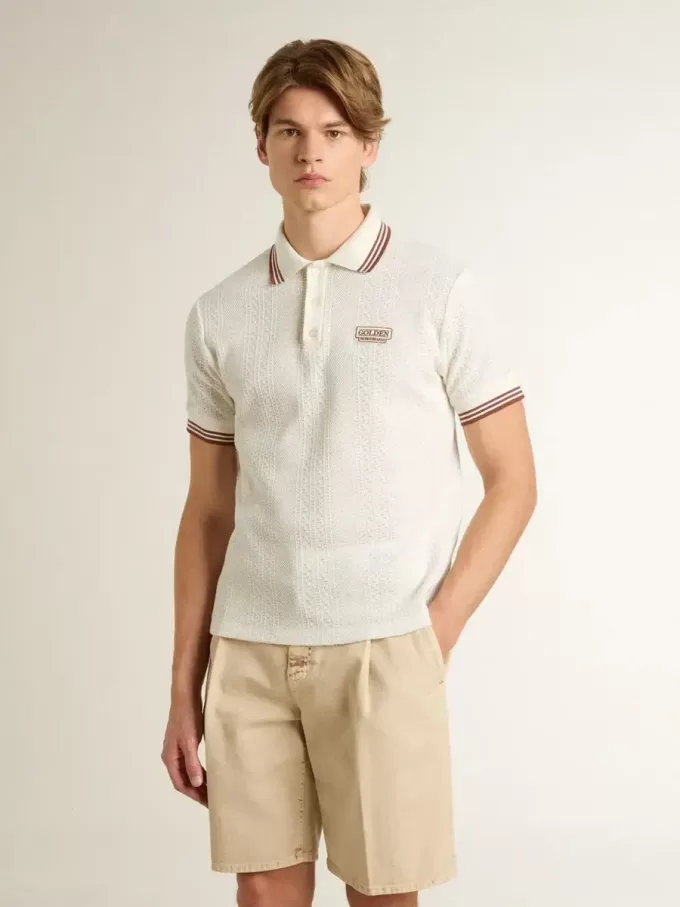 Herenpoloshirt in wit geperforeerd breisel met bordeauxrode gestreepte details