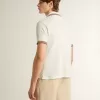 Herenpoloshirt in wit geperforeerd breisel met bordeauxrode gestreepte details