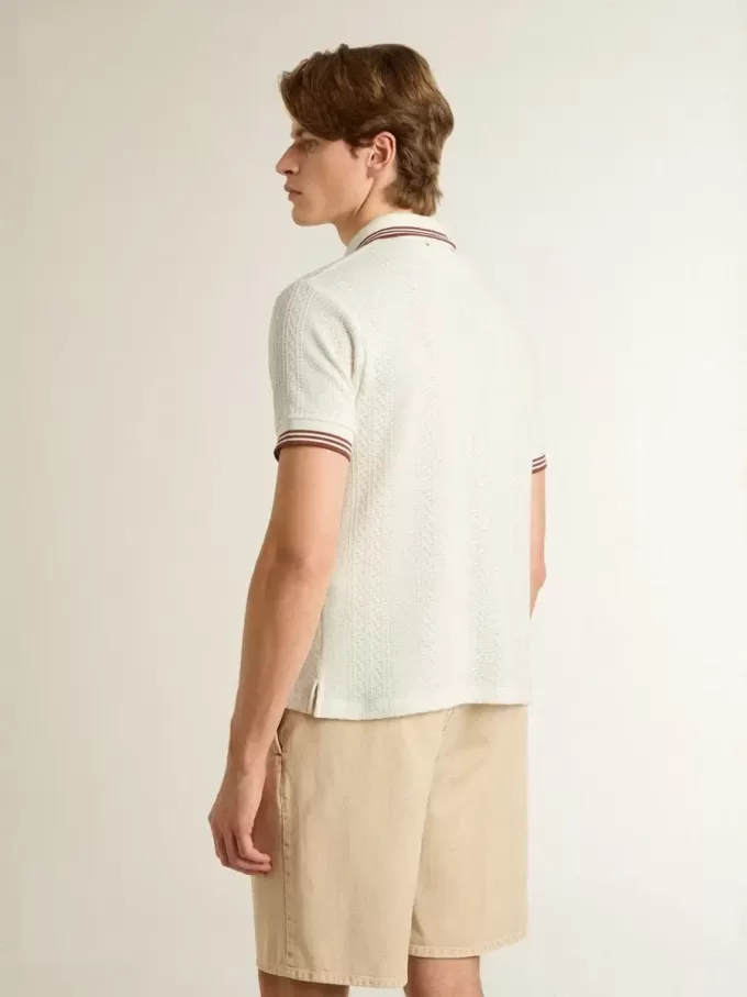 Herenpoloshirt in wit geperforeerd breisel met bordeauxrode gestreepte details
